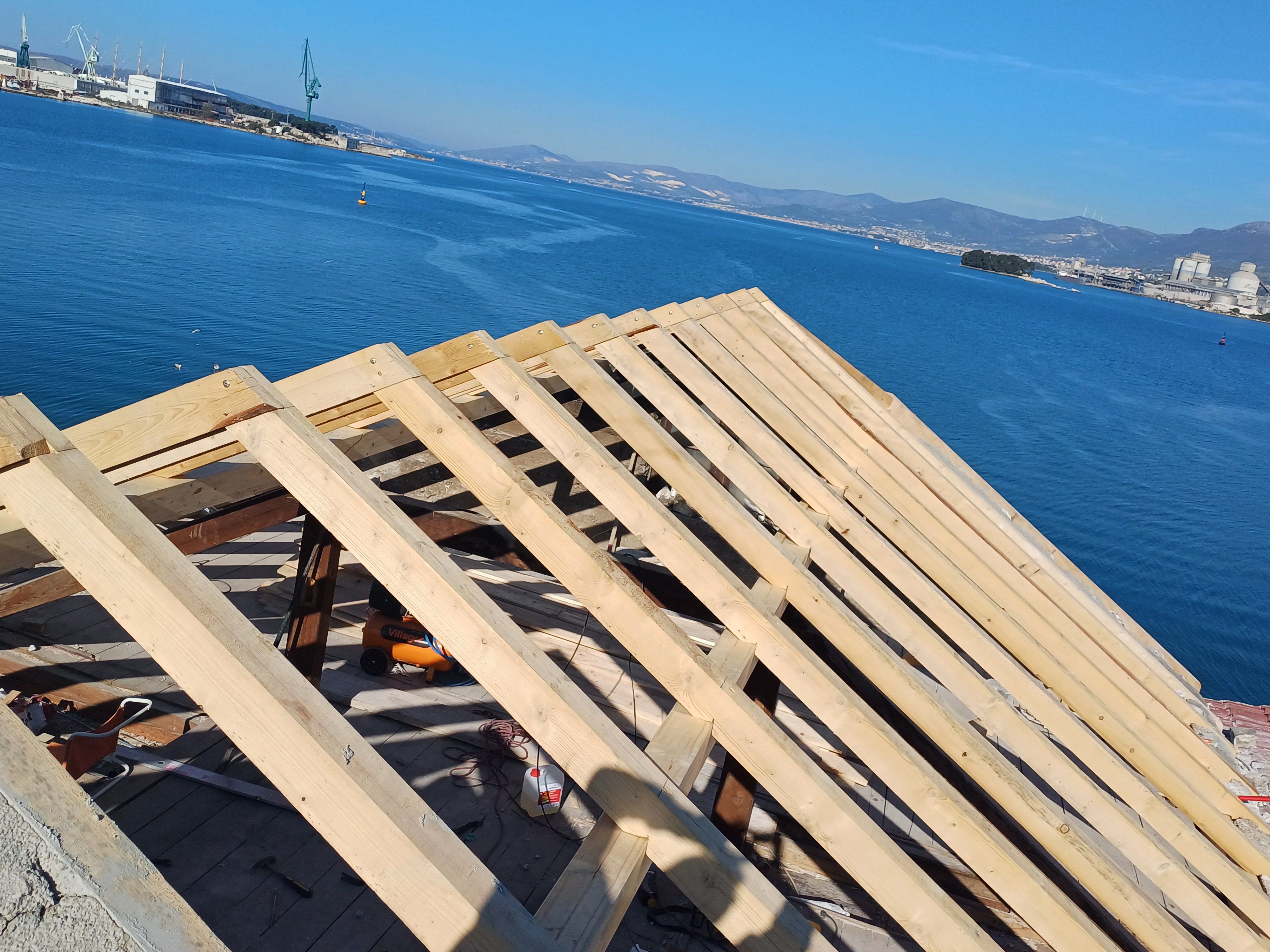 Tesarski radovi na krovu u Vranjicu